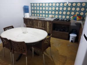 奥林达Casa Prudente的一间厨房,里面配有白色的桌子和椅子