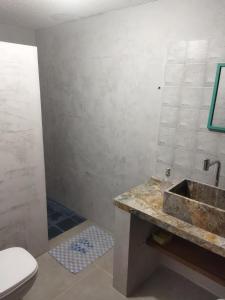 奥林达Casa Prudente的一间带水槽和卫生间的浴室