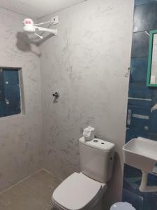 奥林达Casa Prudente的白色的浴室设有卫生间和水槽。