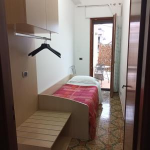 阿杰罗拉Angolo Fiorito的一间卧室配有一张床,卧室配有长凳