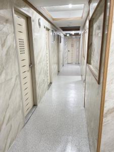 首尔Cony house的走廊设有白色门、瓷砖地板和走廊