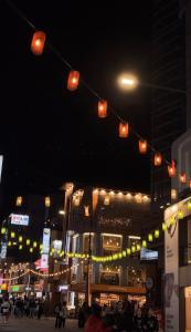 首尔Cony house的一群交通灯在晚上在街上