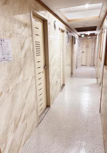 首尔Cony house的医院里一条有大理石墙和门的走廊