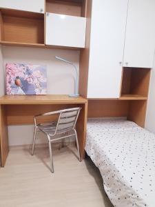 首尔Cony house的一张桌子,椅子和一张床上在房间里