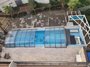西归浦市TamnaCounty L101 - DtreeSuite OceanVIew,B&B,BBQ,Pool的游泳池的顶部景,设有玻璃门