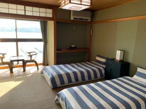 信浓野尻湖度假酒店的海景客房 - 带两张床