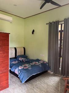 瓜拉丁加奴HIJRAH FLEKSI HOMESTAY的一间卧室配有一张床和吊扇
