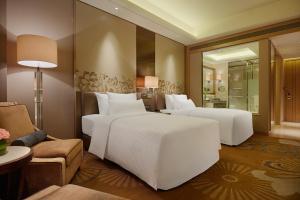 宁德宁德富力万达嘉华酒店的酒店客房,设有两张床和一张沙发