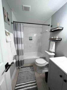 坦帕Busch Gardens Bliss Retreat 1 Bedroom的白色的浴室设有卫生间和淋浴。