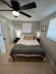坦帕Busch Gardens Bliss Retreat 1 Bedroom的一间卧室配有一张床和吊扇