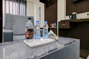 新德里Hotel De Hocks Deluxe - New Delhi的桌子上放两瓶水