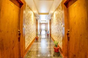 班加罗尔FabHotel Phoenix Horamavu的楼内带有盆栽的走廊