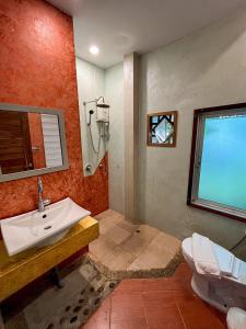 Ban Khlong Sai Yokี เรือนปณาลี รีสอร์ท的一间带水槽和卫生间的浴室