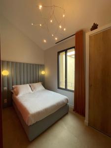 勒格罗-迪鲁瓦Villa Chiesa的一间卧室设有一张床、一个窗户和一个吊灯。