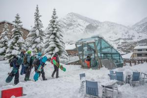 卡尼略博纳维达酒店的一群人站在雪板上