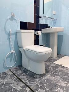 锡吉里亚Manju Homestay的一间带卫生间和水槽的浴室