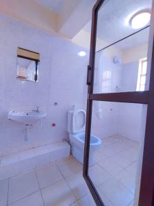 MigoriCalabash Hotel, Migori的白色的浴室设有水槽和卫生间。
