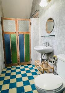 Klong ToiThe Backyard 28的一间带卫生间和水槽的浴室