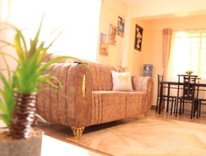 尼耶利GP homes的带沙发和盆栽植物的客厅