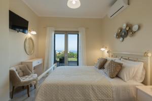 米尼亚Aleli Villas with Tennis Court的一间卧室设有一张床,享有海景