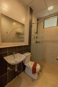 金马仑高原Hills Aranda Nova Hotel的浴室配有卫生间、盥洗盆和淋浴。