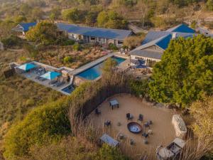 丹地Valley Lodge - Babanango Game Reserve的享有带游泳池的房屋的空中景致
