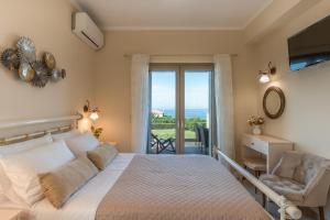 米尼亚Aleli Villas with Tennis Court的卧室配有床、椅子和窗户。