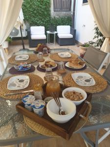 MonterosiIL GIARDINETTO di Dilyana的一张桌子,上面放着食物盘