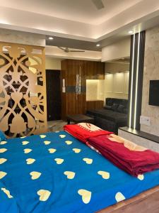 范兰德凡Tripur Sundari Nilaya的一间卧室配有一张带蓝色毯子的床