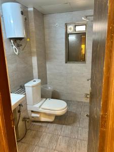 范兰德凡Tripur Sundari Nilaya的一间带卫生间、水槽和镜子的浴室
