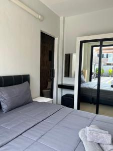 邦涛海滩巴昂弗昂斯姆达酒店的一间卧室设有一张床,享有阳台的景色