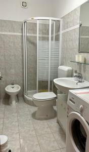 耶尔萨Apartment in Green area near the beaches的浴室配有卫生间、淋浴和盥洗盆。
