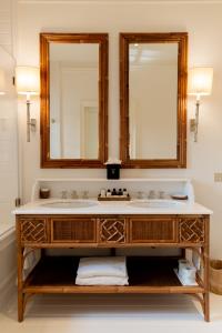 马尔米堡卡莉福尼亚花园酒店的一间带水槽和两面镜子的浴室