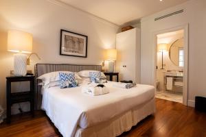 马尔米堡卡莉福尼亚花园酒店的一间卧室配有带白色床单和蓝色枕头的床。