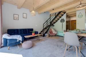 SękowaLeśna Chata domek z balią的客厅设有蓝色的沙发和楼梯。