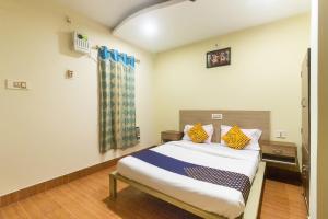 SPOT ON Prabir Residency Inn客房内的一张或多张床位
