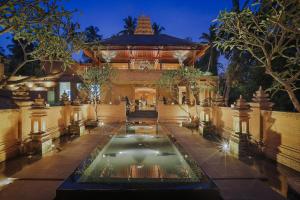 德格拉朗Sanna Ubud A Pramana Experience的享有带喷泉的建筑的外部景色