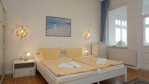 塞巴特阿尔贝克Villa Emanuel mit Meerblick的一间卧室配有一张床,上面有两条毛巾