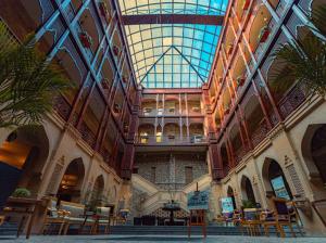 巴库Shah Palace Luxury Museum Hotel的一座带玻璃天花板和大堂的大型建筑
