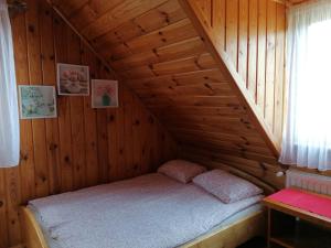 圣凯瑟琳Noclegi Gaja的小木屋内的一张小床,设有窗户