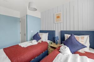 布里斯托Beautiful Boutique Apartments in Central Bristol的一间卧室配有两张带毛巾的床