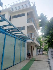 达波林Sai Leela Guest House的前面有蓝色门的白色房子