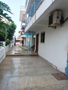 达波林Sai Leela Guest House的一条空洞的走廊,有人行道