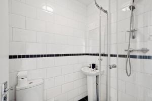 布里斯托Beautiful Boutique Apartments in Central Bristol的带淋浴、卫生间和盥洗盆的浴室