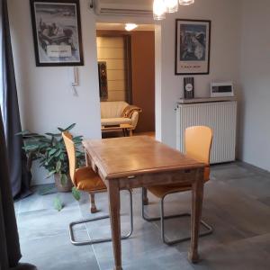 布兰肯贝赫Home Away的一间带木桌和椅子的用餐室