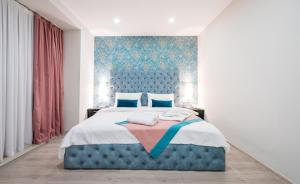 第比利斯Capitol Hotel By umbrella的一间卧室配有蓝色的床和蓝色床头板