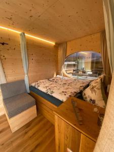 因特拉肯Unique Tiny Eco Lodges with gorgeous views to Jungfrau Massiv的小木屋内的卧室,配有一张床和长凳