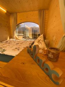 因特拉肯Unique Tiny Eco Lodges with gorgeous views to Jungfrau Massiv的配有大窗户的客房内的木床