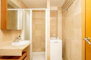 罗萨斯106casa bocana inmo apartaments roses的一间带水槽和洗衣机的浴室