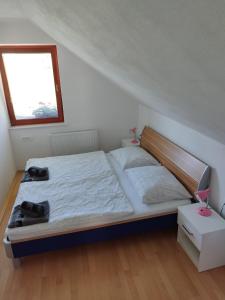 Spodnje GorjeApartma Julia的一间卧室设有一张床和一个窗口